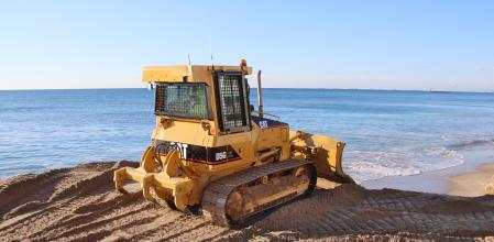 Reparto de arena de Torredembarra en Altafulla.