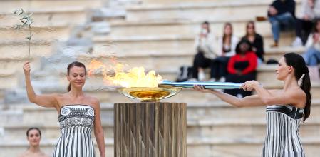 La actriz griega Mary Mina enciende la Antorcha Olímpica durante la ceremonia de entrega de la Llama Olímpica para los Juegos Olímpicos de Invierno Milano Cortina 2026