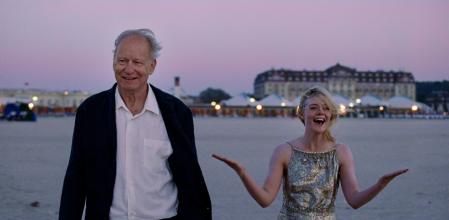 Los actores Stellan Skarsgard (i) y Elle Fanning en un fotograma de la película 'Valor sentimental', el último trabajo de Joachim Trier 