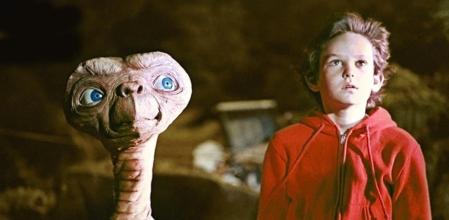 El marciano que llevó a la ruina a la mayor empresa de videojuegos del momento: E.T. y el considerado como peor juego de la historia