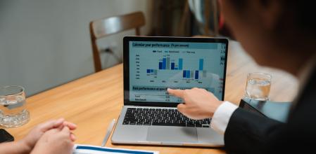 Las familias y las empresas deberían suplir el déficit de formación financiera de los centros educativos