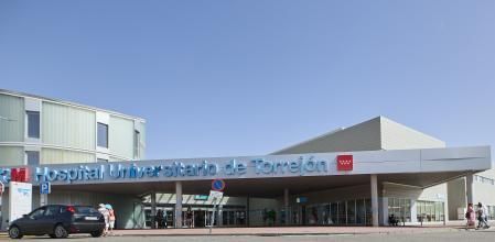 Entrada principal del Hospital de Torrejón de Ardoz, a 25 de agosto de 2023, en Torrejón de Ardoz, Madrid (España). El Hospital Universitario de Torrejón está situado en la calle Mateo Inurria, 1 de Torrejón de Ardoz. Está adscrito al Servicio Madrileño de Salud Dirección Asistencial Este de la Comunidad de Madrid y fue inaugurado en septiembre de 2011.