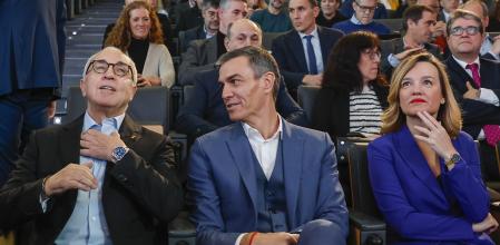 MADRID, 05/12/2025.- El presidente del Gobierno, Pedro Sánchez (c), el presidente del Comité Olímpico Español (COE), Alejandro Blanco (i), y la ministra de Educación, Formación Profesional y Deportes, Pilar Alegría, asisten a la presentación del Proyecto de Modelo del Deporte en la sede del COE en Madrid este viernes. Este documento trata de fijar las bases de la política deportiva del Ejecutivo en un estudio que incluye numerosas propuestas de actuación sobre atletas, clubes, federaciones, técnicos, árbitros y agentes del deporte, así como el papel del deporte en la sociedad actual. EFE/Chema Moya