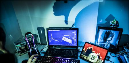 fotoilustracion XAVIER CERVERA 19/11/2022 Enfonsament del mercat de criptomonedes. Una persona muestra, ejemplifica el desplome de las criptomonedas (bitcoin, ethereum, ftx,...)