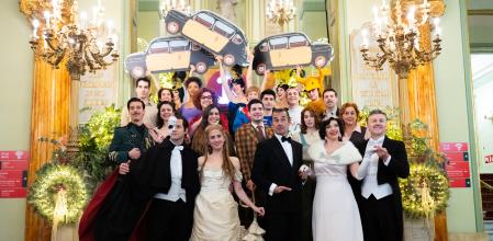 Foto navideña en el Liceu, unos cuantos intérpretes de musicales que se pueden ver estas fiestas, en Barcelona, 5 de diciembre de 2025. Foto: Joan Mateu Parra / Shooting.