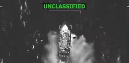 Captura de video tomada de la cuenta en X @Southcom del Comando Sur de los Estados Unidos que muestra una embarcación antes de ser atacada en aguas del océano Pacífico