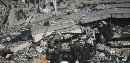 Miembros de Hamas trasladan un cuerpo en una furgoneta en la franja de Gaza