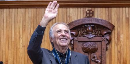 Joan Manuel Serrat va rebre ahir el doctorat honoris causa de la Universitat de Guadalajara