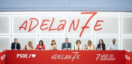 El presidente del Gobierno, Pedro Sánchez (c), durante la reunión de la Comisión Ejecutiva Federal en la sede de Ferraz