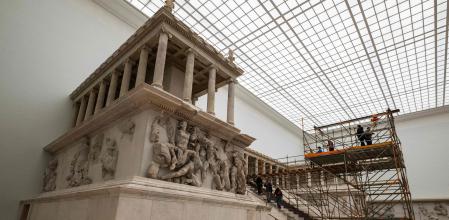 El Altar de Pérgamo, del siglo II a.C., restaurado pero aún con andamios, durante una visita de periodistas al ala norte del Museo de Pérgamo el 4 de diciembre 