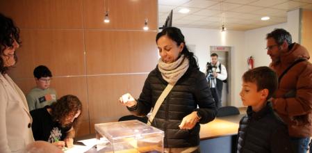 Una mujer vota en la consulta popular que se ha realizado en La Tallada d'Empordà para conocer la opinión de los vecinos sobre la instalación de cuatro molinos de viento en el muncipio.