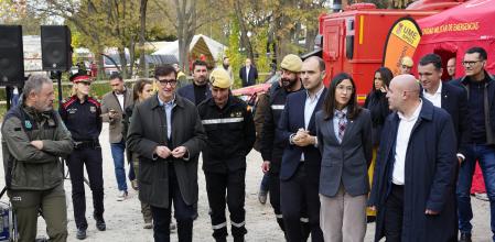 El presidente de la Generalitat, Salvador Illa, y varios consellers, durante la visita ayer al centro de mando avanzado en Torreferrussa