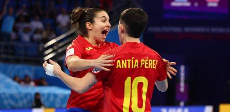 Antía Pérez y Ale de Paz celebran el primer gol de España ante Argentina.