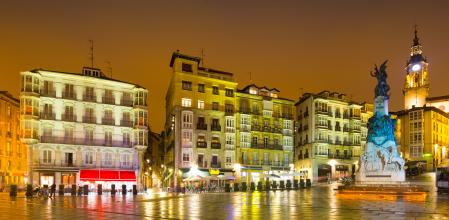 Imagen de archivo de la ciudad de Vitoria de noche