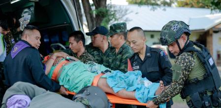 Transporte de un soldado tailandés herido al hospital en la provincia de Sisaket, fronteriza con Camboya, ayer domingo, donde hubo intercambio de fuego&nbsp;