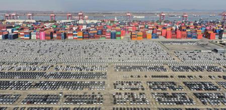 Coches preparados para la exportación en el puerto de Nankín