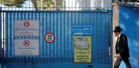 Image de la puerta de acceso de la oficina de la Urnwa en Jersualén Este tomada este llunes 8 de diciembre.