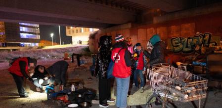 Personal de la Cruz Roja en el recuento de personas sin hogar en Zaragoza