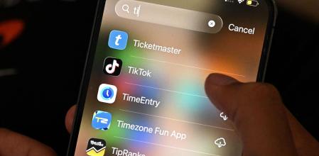 Un niño de 13 años ayer en su casa mientras consulta redes sociales en su teléfono móvil en Sídney&nbsp;