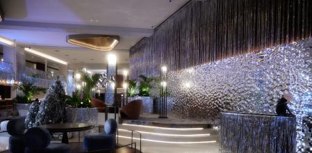 SLS Barcelona invita a sus huéspedes a despedirse de lo ordinario y
adentrarse en un mundo de glamour festivo en su máxima expresión.