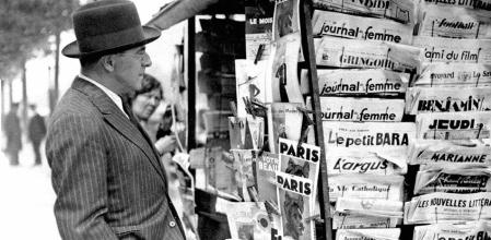 Pabst frente a un quiosco de prensa en París, 18 de mayo de 1933.
