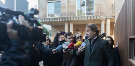 El secretario autonómico del Gabinete del President y Comunicación, José Manuel Cuenca, a su llegada a los juzgados de Catarroja, a 26 de noviembre de 2025, en  Catarroja, Valencia, Comunidad Valenciana (España). Cuenca ha sido citado en calidad de testigo por la titular del Juzgado de Instrucción número 3 de Catarroja por ser una pieza clave en el equipo del president, ya que era la persona a la que la exconsellera de Justicia e Interior, Salomé Pradas, llamaba cuando Mazón no cogía el teléfono.