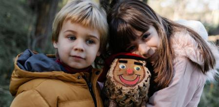 Dos niños, ilusionados con los futuros regalos del Caga Tió