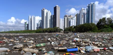 Los plásticos inundan la playa de Costa del Este, en la ciudad de Panamá