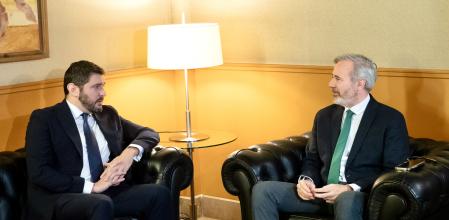 El presidente de Aragón, Jorge Azcón (d), y el líder de Vox en la comunidad, Alejandro Nolasco (i), durante su reunión