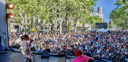 FOTO ALEX GARCIA CONCIERTO GRATUITO DE ANDREA MOTIS Y JURANDIR DA SILVA EN EL PASSEIG DE GRACIA CON MOTIVO DEL DIA INTERNACIONAL DEL JAZZ 2025/05/04. El Día Internacional del Jazz se celebró en el paseo de Gràcia de Barcelona con gran éxito: las 300 sillas disponibles se llenaron desde el inicio y un 20% del público planeaba quedarse las 10 horas del evento. A lo largo del día, unas 20.000 personas disfrutaron de actuaciones de artistas como la Sant Andreu Jazz Band, Andrea Motis y Jurandir Da Silva.