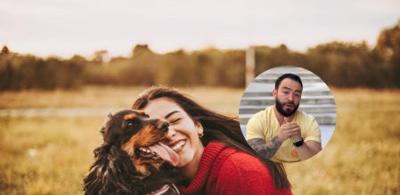 Una joven sonriendo con su perro