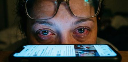 Este sencillo truco puede proteger tus ojos del brillo del móvil y evitar que tengas problemas de visión.