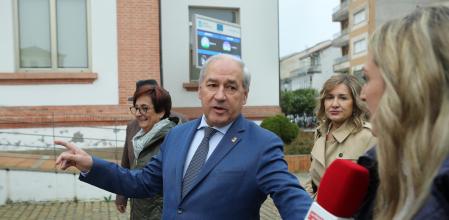 El presidente de la Diputación de Lugo, José Tomé, durante la puesta en marcha del nuevo servicio de autobuses rurales, a 10 de diciembre de 2025, en Campo de San Antón, Monforte de Lemos, Lugo, Galicia (España). El acto tiene lugar después de que ayer saliesen a la luz unas acusaciones sobre casos de acoso a mujeres contra el presidente de la Diputación de Lugo. Tomé ha asegurado que dichas acusaciones son falsas y que emprenderá acciones legales.