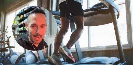 Un chico entrenando en el gimnasio.