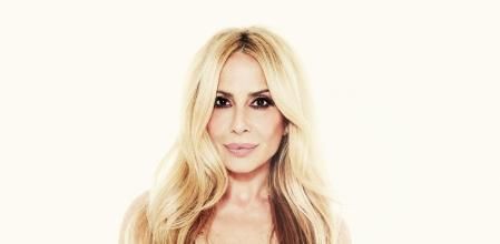 Marta Sánchez en la actualidad en una foto de estudio