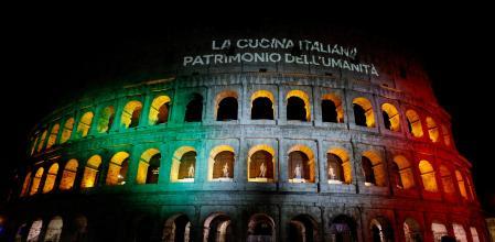 El Coliseo de Roma lució los colores de la bandera italiana y proyectó en su fachada el mensaje “La cocina italiana es patrimonio de la humanidad”&nbsp;