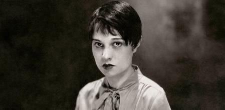 La escritora y guionista estadounidense Anita Loos en un retrato de c. 1920