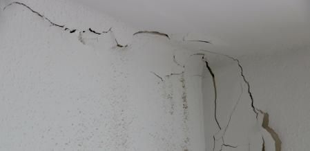 Grieta aparecida en la pared de una vivienda.