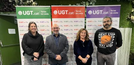 Joana Mor, secretaria general de UGT en Lleida, segunda por la derecha, con cargos del sindicato.