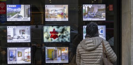 CARTELES DE INMOBILIARIA ANUNCIANDO PISOS DE ALTO ESTANDING EN LA CIUDAD DE BARCELONA