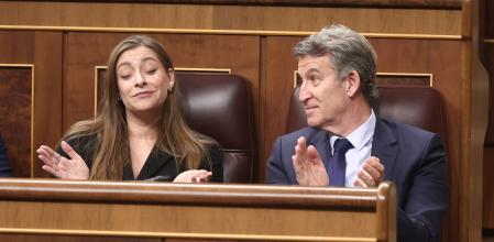 El presidente del PP, Alberto Núñez Feijóo, y la portavoz popular en el Congreso, Ester Muñoz, durante una sesión de control al Gobierno 