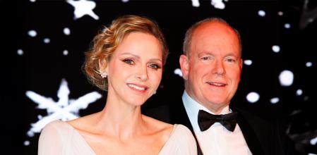 Charlene de Mónaco y el príncipe Alberto durante la tradicional celebración navideña del Principado. 