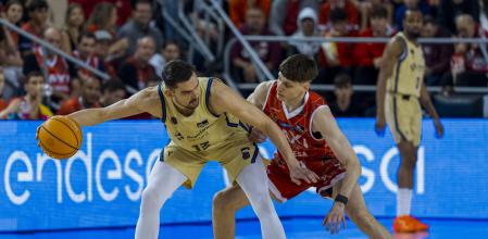 MANRESA (BARCELONA), 14/12/2025.- El base checo del Barcelona Tomas Satoransky (i) es defendido por el alero uruguayo del Baxi Manresa Agustín Ubal (d) durante el encuentro de la jornada 10 de la Liga Endesa entre el Baxi Manresa y el Barcelona, este domingo en el Pabellón Nou Congost de Manresa. EFE/Siu Wu