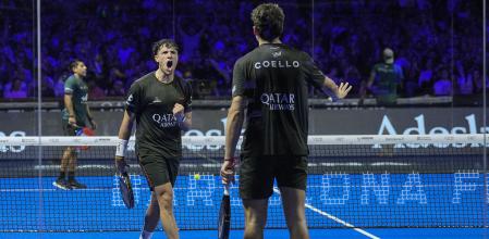 BARCELONA, 14/12/2025.- El jugador argentino Agustin Tapia (i) con el español Arturo Coello durante el partido de la final de las Qatar Airways Premier Padel Finals contra Fedrico Chingotto y Alejandro Galan (arriba) en el Palau Sant Jordi. EFE/ Alejandro Garcia