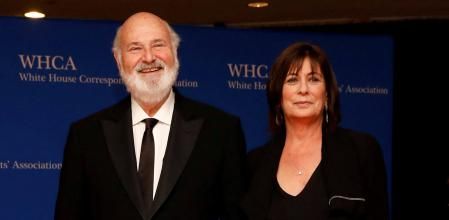 Rob Reiner y su esposa Michele e una imagen del 2018