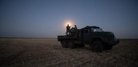 Dos soldados ucranianos en un vehículo con artillería antiaérea rastrean el cielo en busca de drones rusos en algún lugar del frente a principios de diciembre,&nbsp;
