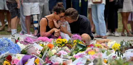 Ciudadanos rinden homenaje con flores a las víctimas del tiroteo de Bondi Beach en el Bondi Pavillion de Sydney el 15 de diciembre de 2025.&nbsp;