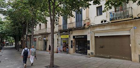 Un local cerrado frente al Ayuntamiento, en la Riera de Mataró .