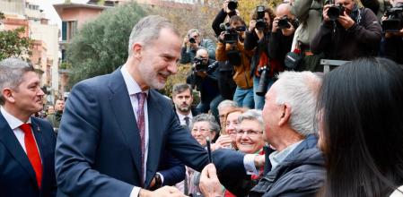 El Rey, junto al alcalde David Quirós, saluda a vecinos de L'Hospitalet durante su visita por el centenario de la ciudad