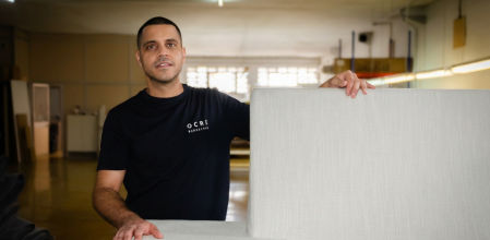 José Agudo, fundador de Ocre Barcelona, aprendió el oficio familiar y lo ha mantenido vivo sin renunciar a su esencia artesanal